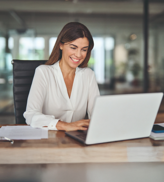 Personalleiterin sitzt am Laptop und telefoniert mit Support von Kienbaum - Kienbaum Compensation Portal